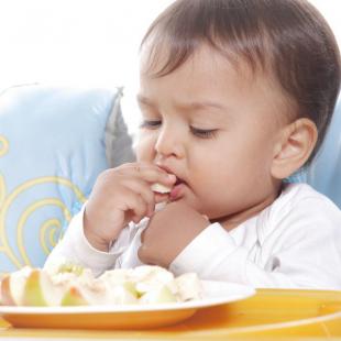 غذا خوردن کودک با دست