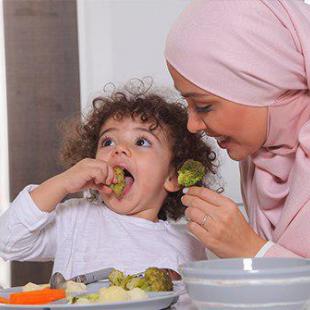 مستقل غذا خوردن کودک