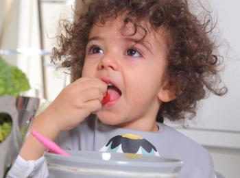 استقلال کودک در غذا خوردن